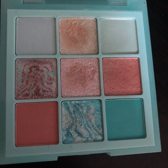 HUDA Beauty mint pastel pallete - Picture 2 of 4